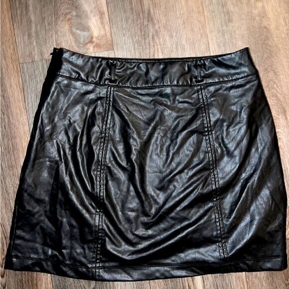 Super cute pleather skirt size large, fits beautiful and . In great condition. - Picture 1 of 5